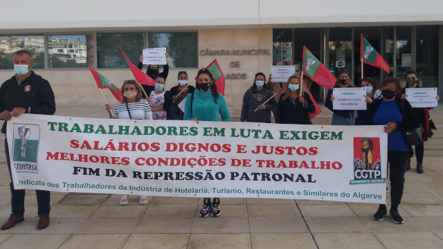 Trabalhadoras das cantinas escolares protestam frente à Câmara Municipal de Lagos